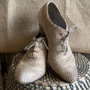 Arnold Churgin Scaled leather Oxford heeled shoes